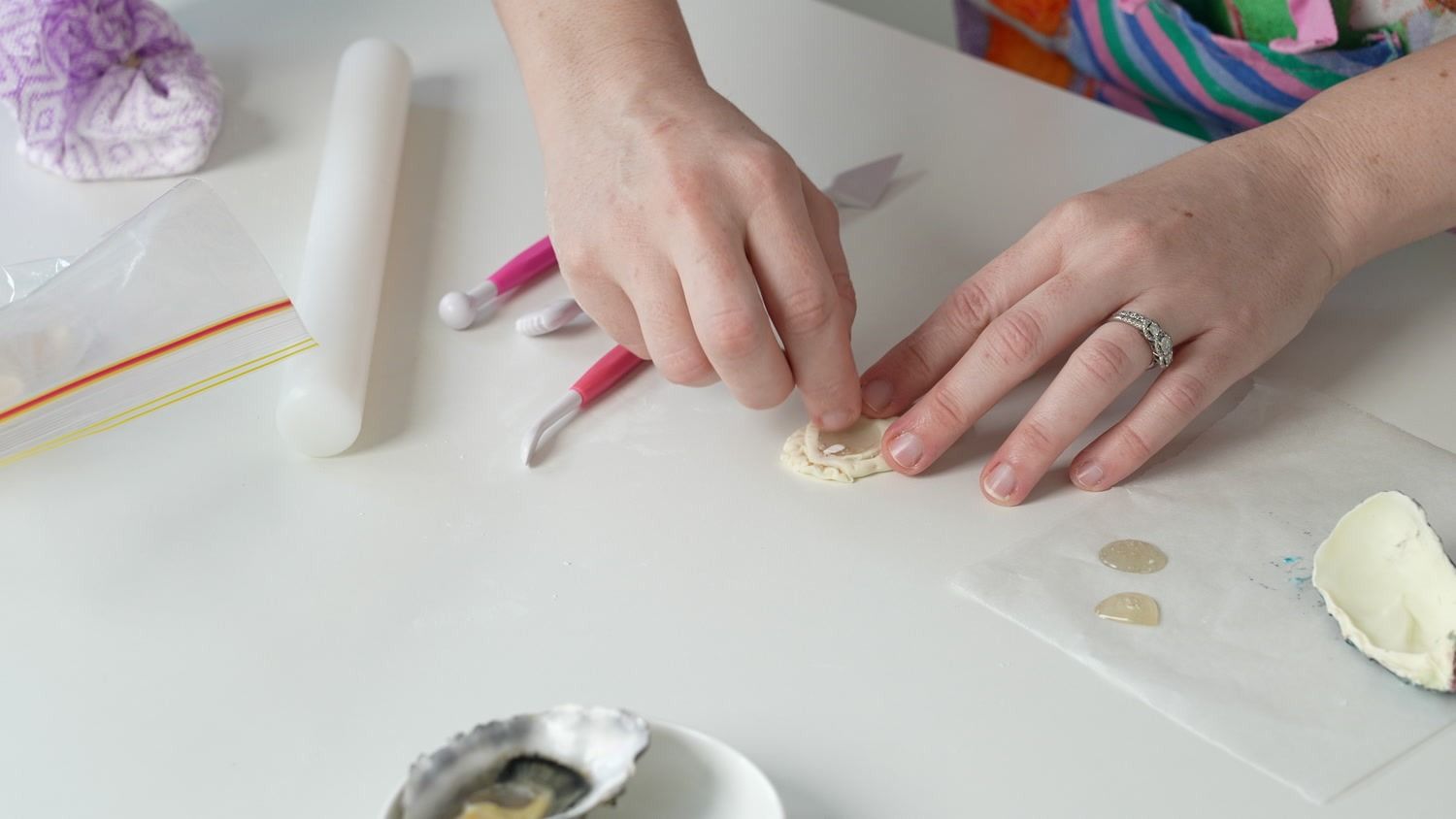 Fine detailing on a hyperrealistic oyster cake